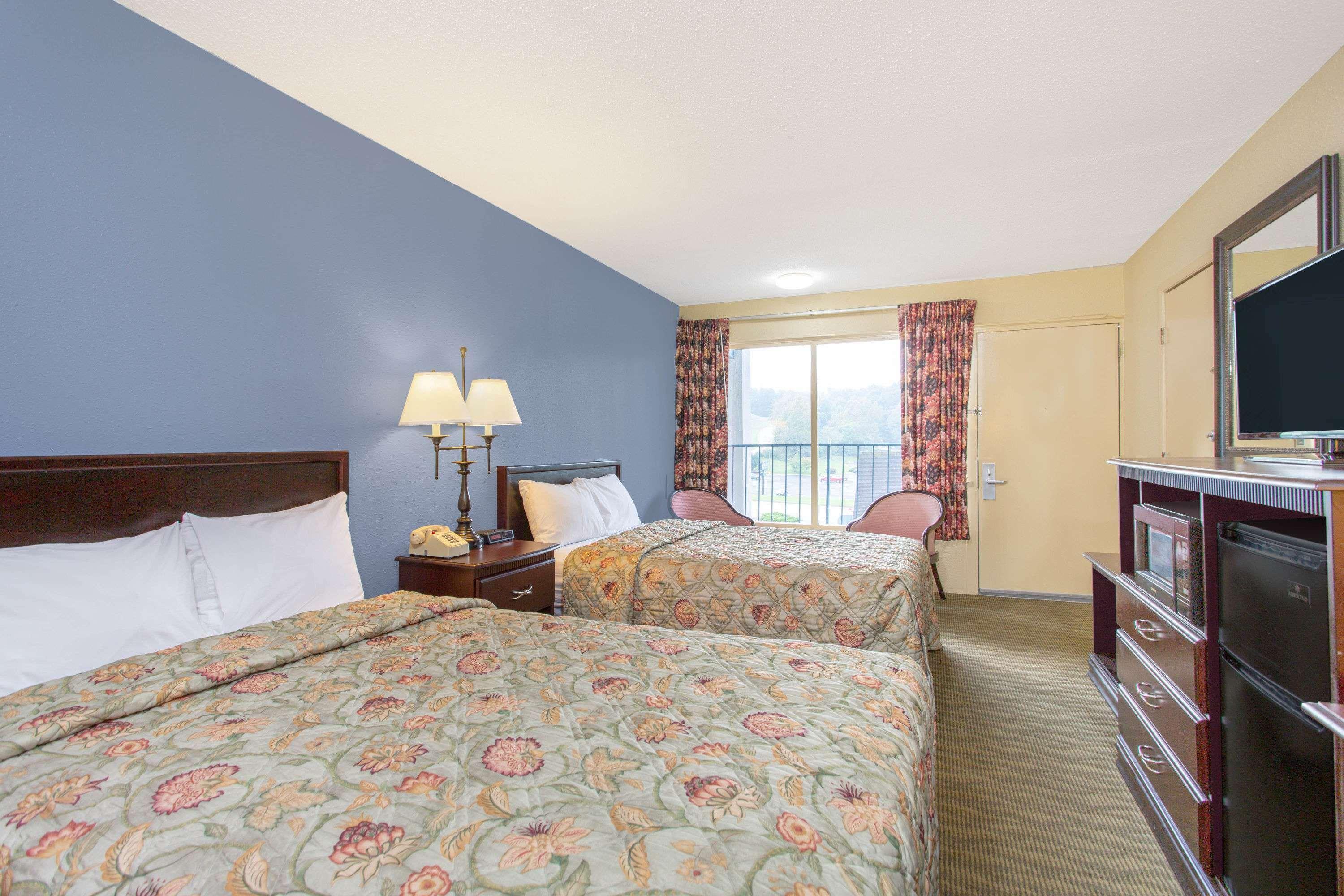 Days Inn By Wyndham Lexington Esterno foto