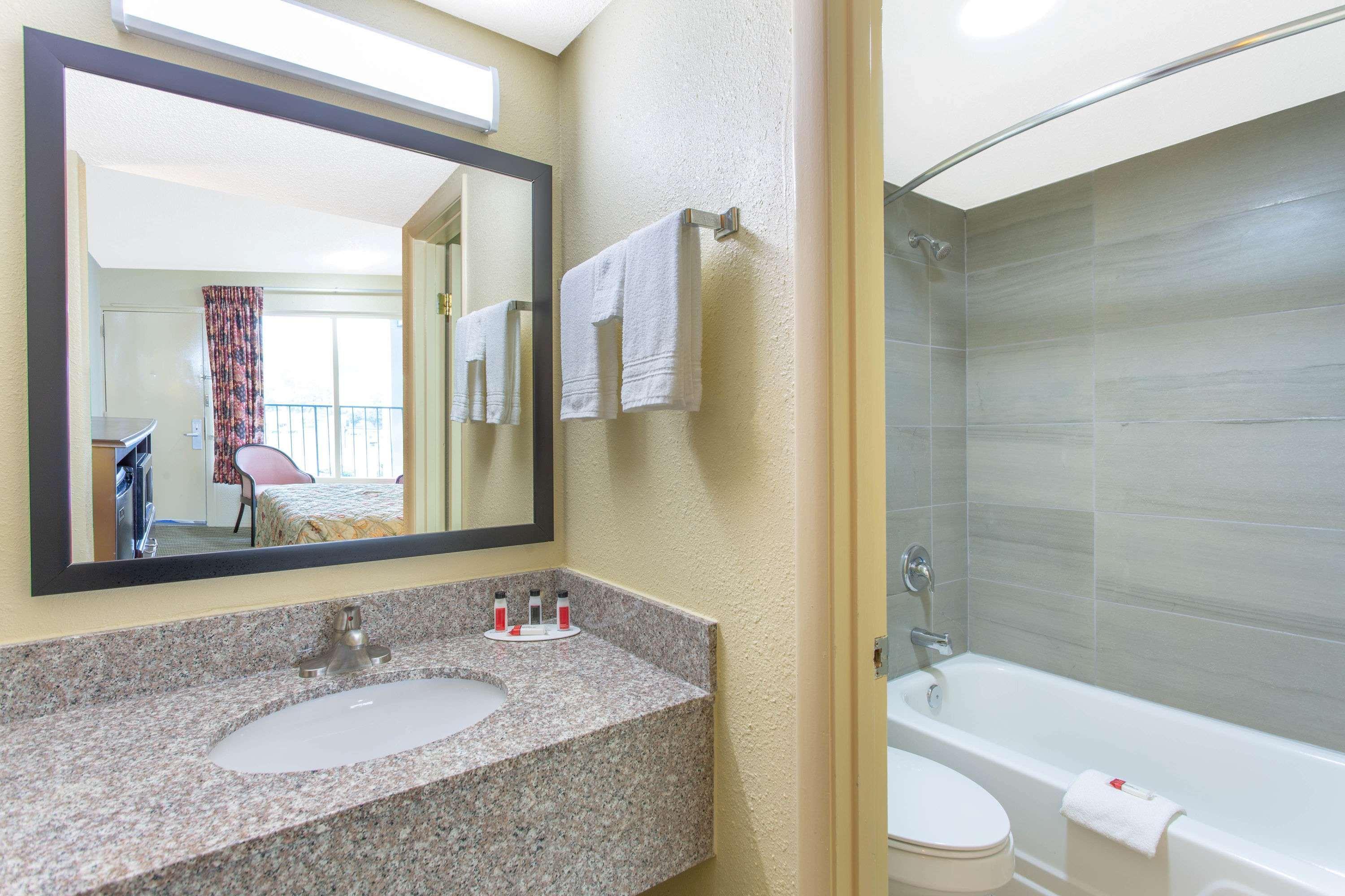 Days Inn By Wyndham Lexington Esterno foto